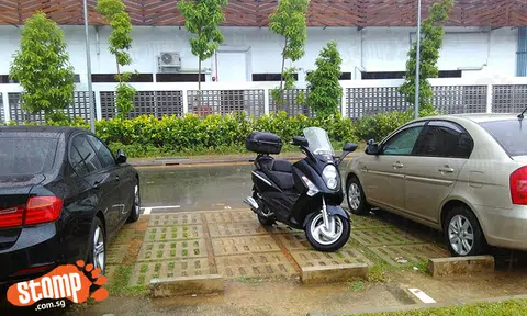 Does this look like a motorcycle lot to you? Inconsiderate biker parks at a car lot in East Coast Park