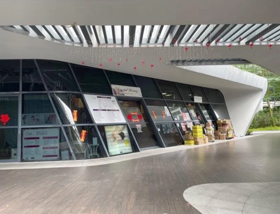 The current premises bear the opposite configuration with downward-sloping walls, such that from a front view, it is shaped as a trapezoid, with the ceiling smaller than the floor.