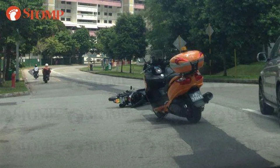 Motorcycle left lying on road at Woodlands St 13