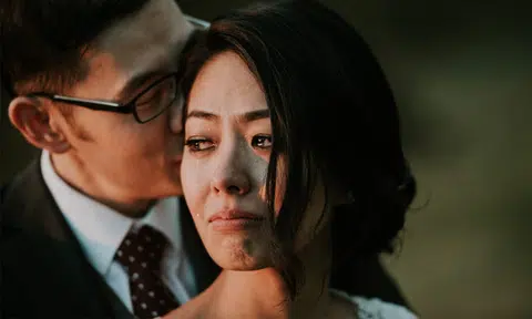Emotional wedding photo is giving the internet the feels