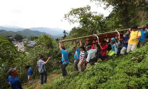 Hundreds flee after 7.3 magnitiude earthquake hits Celebes Sea