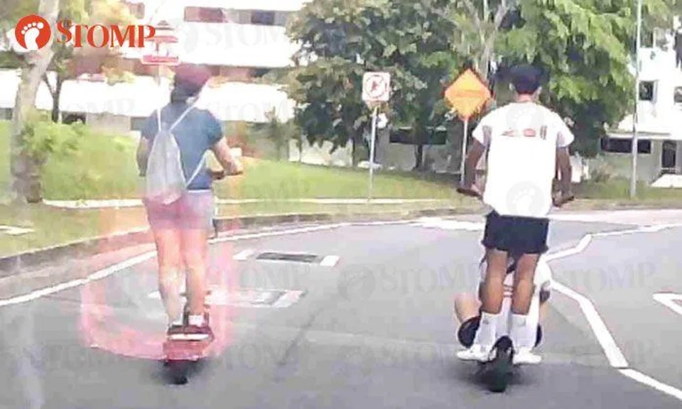 E-scooter users block motorists by riding in the middle of Yishun Ring Road