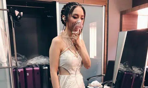 Hong Kong singer GEM getting oxygen during her performance in Genting. PHOTO: G.E.M. GLORIA TANG/FACEBOOK