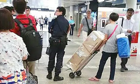 Auntie with 2 boxes gets refused entry at Eunos MRT gantry, argues with station employees