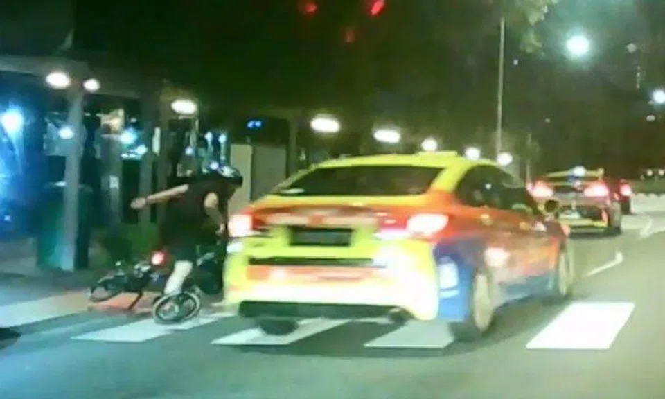 Taxi causes cyclist to lose balance after not stopping at zebra crossing