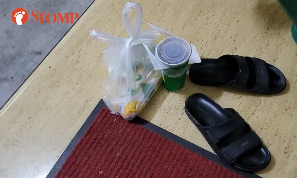 The Stomper shared a photo showing the Subway meal outside the gate next to a pair of black slippers.