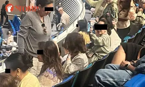 Audience member fumes at 'absolutely disgraceful behaviour' by women during perfomance at MBS