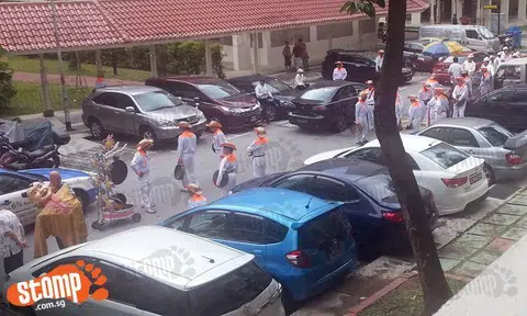 We need more heartwarming sights like this in Singapore