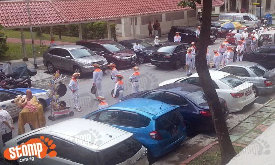 We need more heartwarming sights like this in Singapore