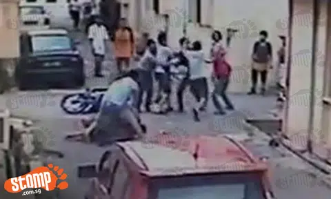 Passers-by in Ipoh thwart snatch theft, then violently beat up the culprits