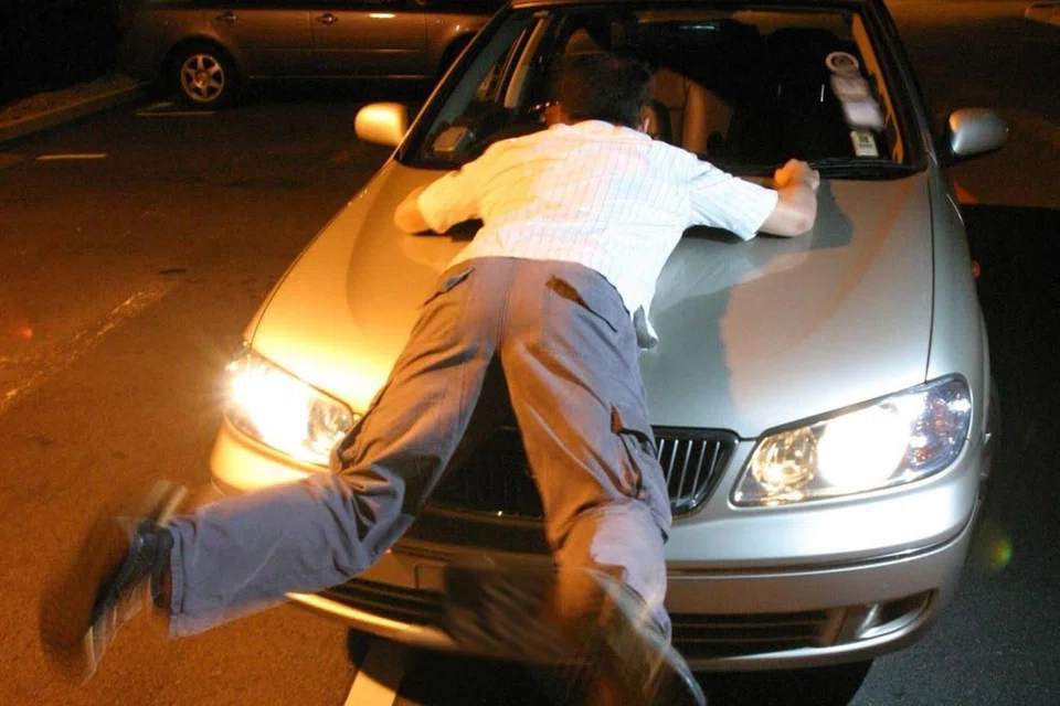 The husband, Wu Yongsheng, lost his balance and fell off the car bonnet, sustaining injuries.