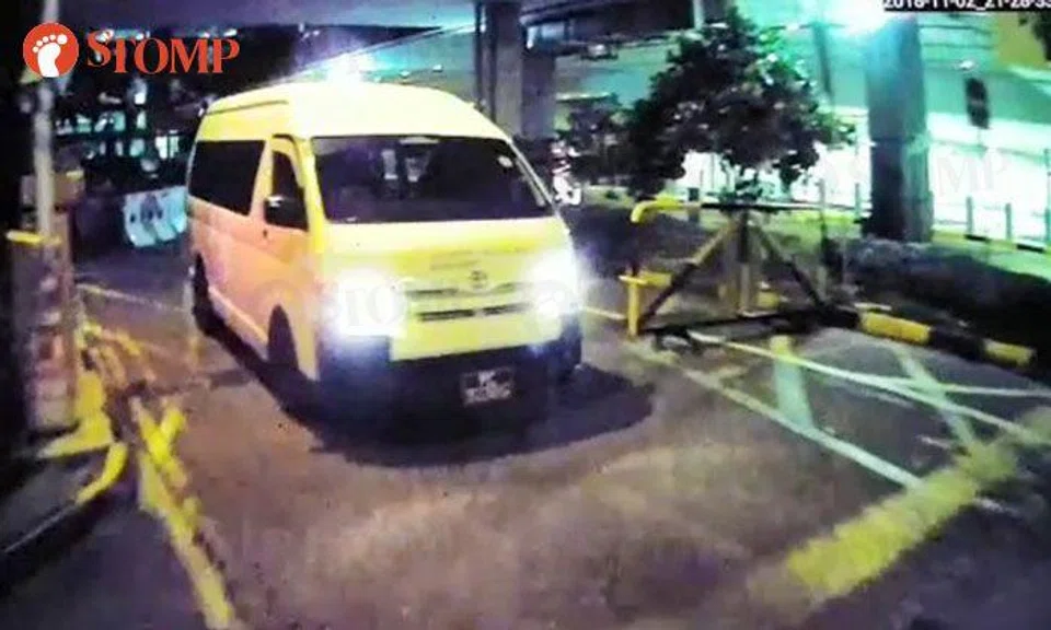Van driver tailgates Stomper's bus to evade parking fee at Changi Airport carpark