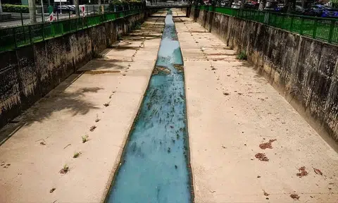 Water in Toa Payoh drain mysteriously turns milky blue, PUB monitoring situation