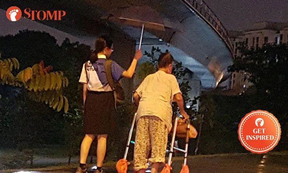 Schoolgirl uses umbrella to shelter elderly woman from rain -- even as her bag gets wet