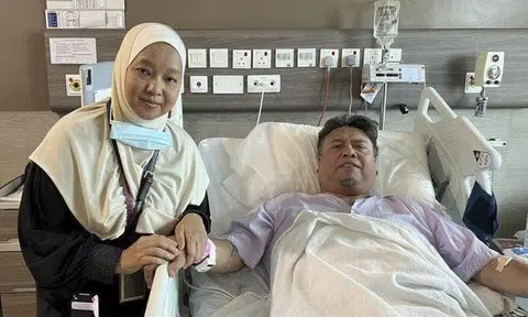 Siti Yuhana Sulaiman with her husband Suhaimi Yusof in the hospital. Photo: Berita Harian