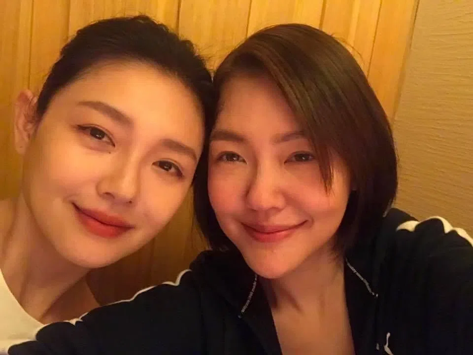 Taiwanese TV host Dee Hsu (right) said there will be no memorial service for her late sister, actress Barbie Hsu (left), who died in Japan at the age of 48.