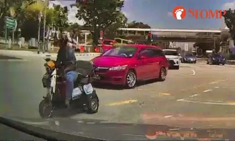 Stomper Melvin shared a dashcam video of the PMA rider on Marine Parade Road turning into Still Road South.