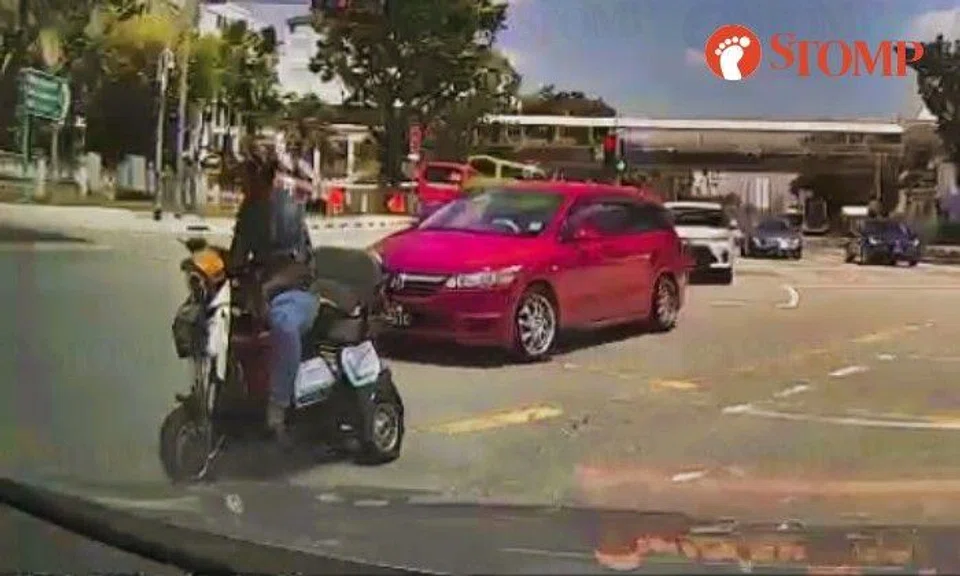Stomper Melvin shared a dashcam video of the PMA rider on Marine Parade Road turning into Still Road South.