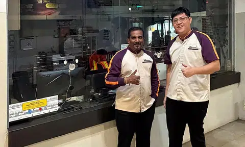 SBS Transit’s Nithyananthan Palne and Alex Tan helped a bus passenger retrieve her valuables.