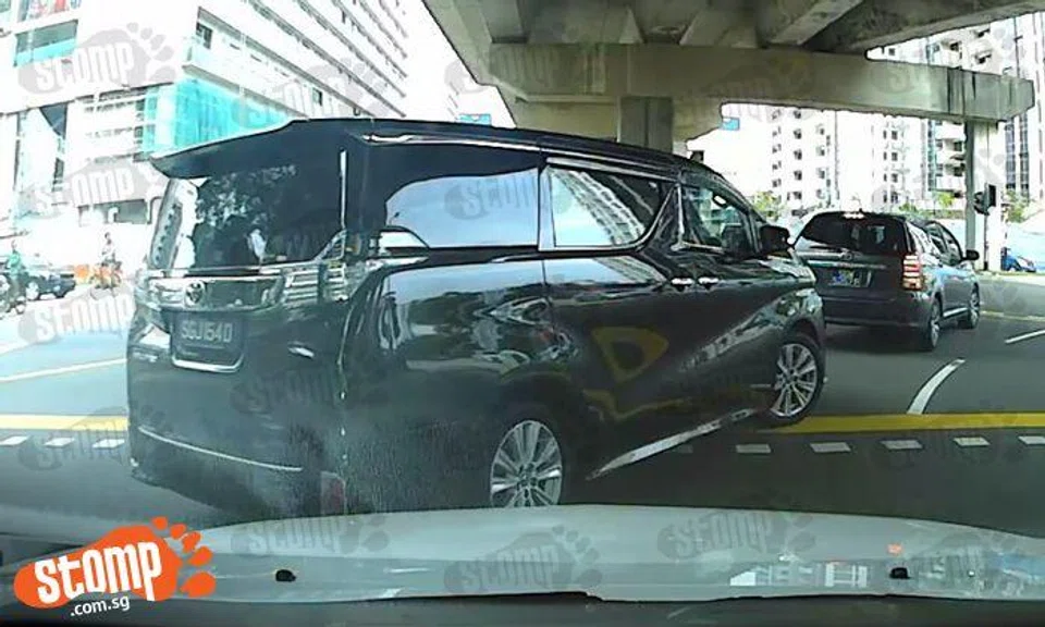 Oi driver of SGJ154D, can you not ruin everyone's CNY by nearly causing an accident?