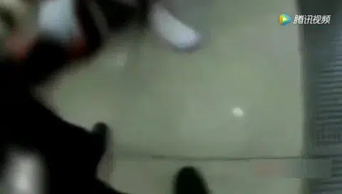 Woman breaks down at Nanjing metro after missing train: "I have looks of an angel and body of a devil"