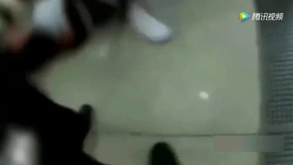 Woman breaks down at Nanjing metro after missing train: "I have looks of an angel and body of a devil"