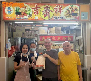 Hawker kindness: Vegetarian stall replaces customer’s dropped food
