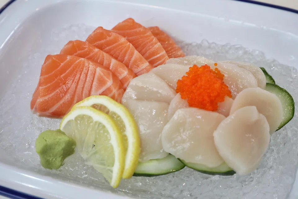 Salmon and hotate served as sashimi at Ten Ten Otoko.