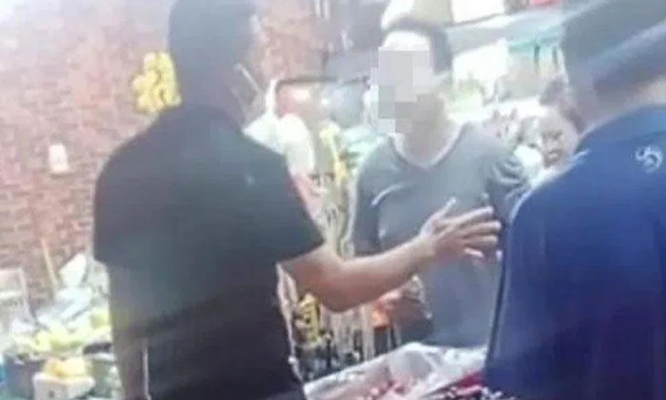 Chinatown stall owners taunt man who refused to pay for peaches he touched: 'You don't have money?'