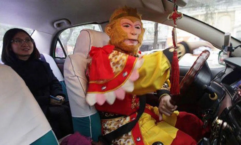 Taxi driver in China is also a Monkey King performer 