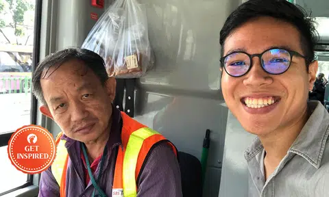 Passenger finds out touching reason why bus driver stops to throw bread to construction workers