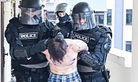 50-year-old man armed with knife arrested after stand-off with police at Jurong West