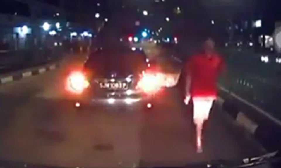 Guy stops car in middle of road to confront and hurl vulgarities at ...