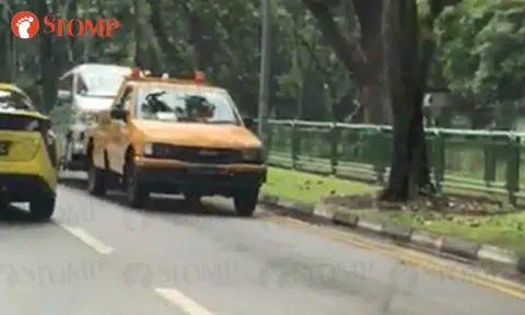 Tow truck driver goes against traffic at East Coast Service Rd despite passing vehicles honking at him