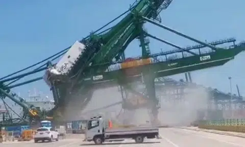 New crane tips over at Tuas Port during delivery