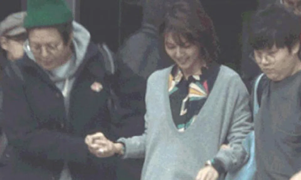 Stefanie Sun, seemingly with a baby bump, was seen with two assistants by her side. 