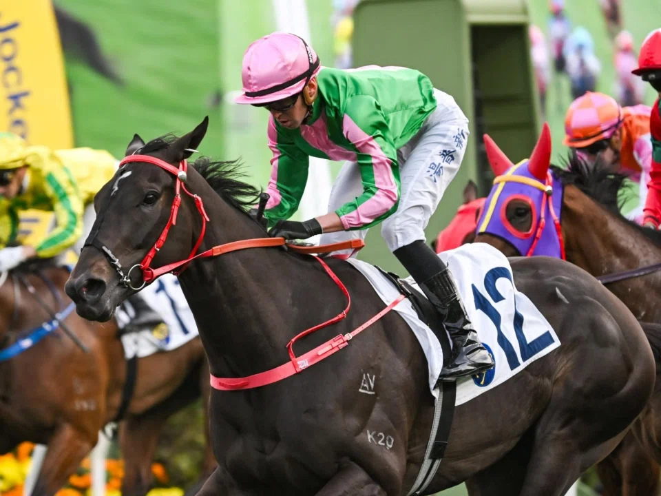 Bundle Award (Ben Thompson) conjuring up a late run to claim the Class 2 Carpenter Handicap (1,800m) at Sha Tin on March 9.
