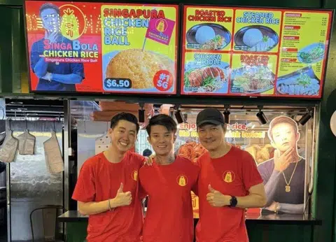 Internet celebrity Simonboy (center) and actor Peter Yu opened Singabola Chicken Rice in June 2024.