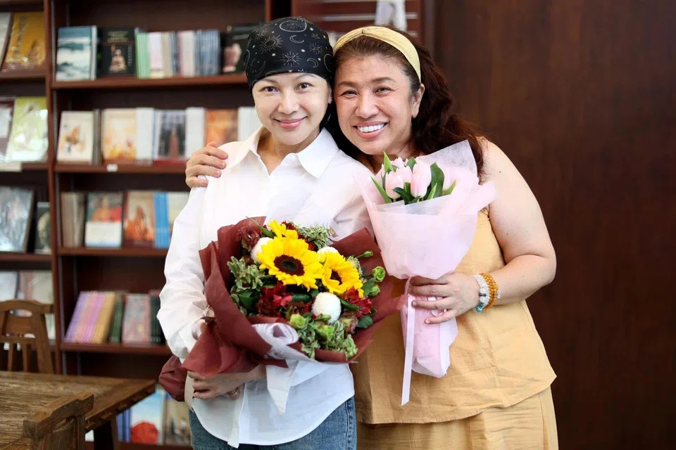 Singaporean getai personalities and sisters Angie Lau (left) and Liu Lingling in 2023. Lau died of cancer on Feb 9.