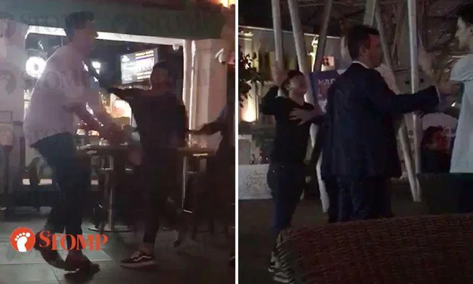 Men fight outside bar in Clarke Quay while 2 others try to separate them