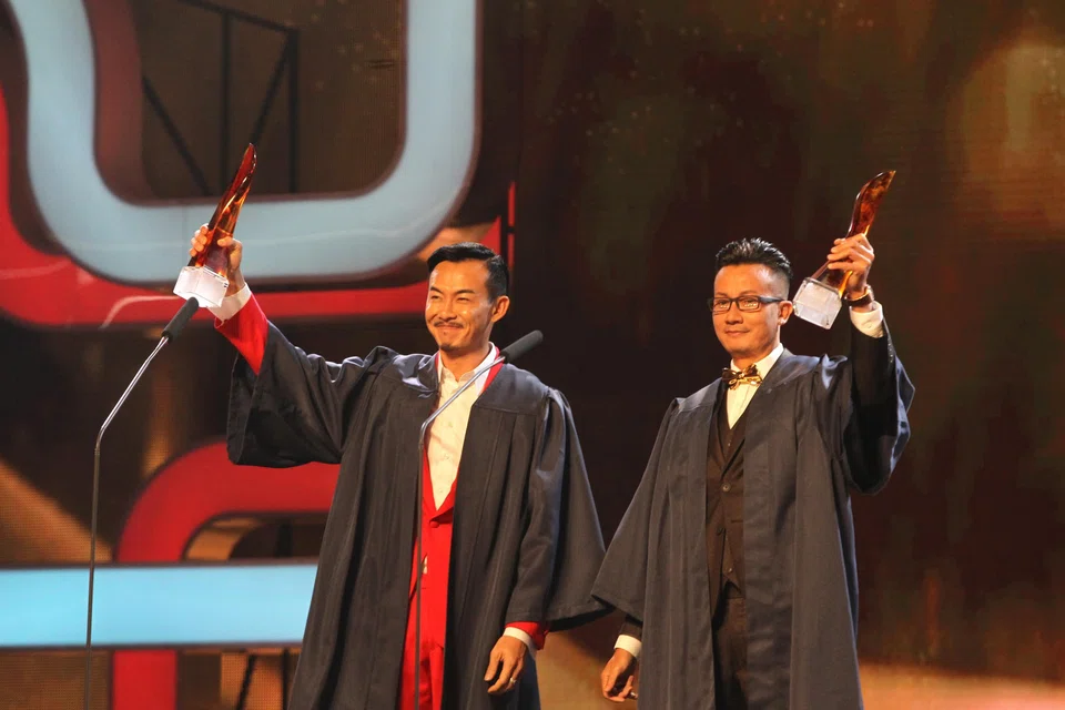 Chen (right) winning All-Time Favourite Artiste in 2014, together with fellow artiste Bryan Wong (left).