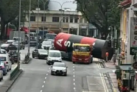 Trailer carrying silo skids along Balestier road