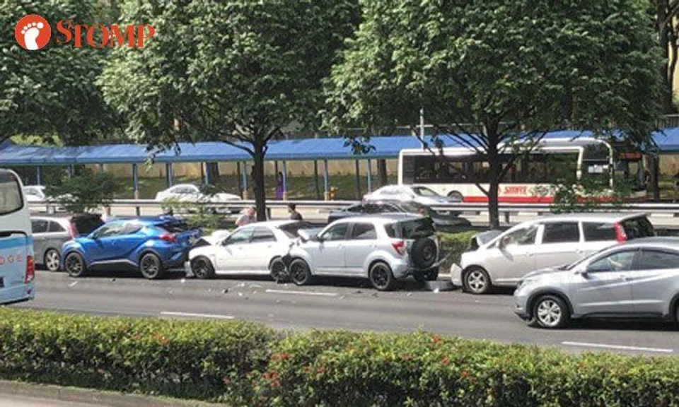 5 vehicles involved in chain collision along PIE