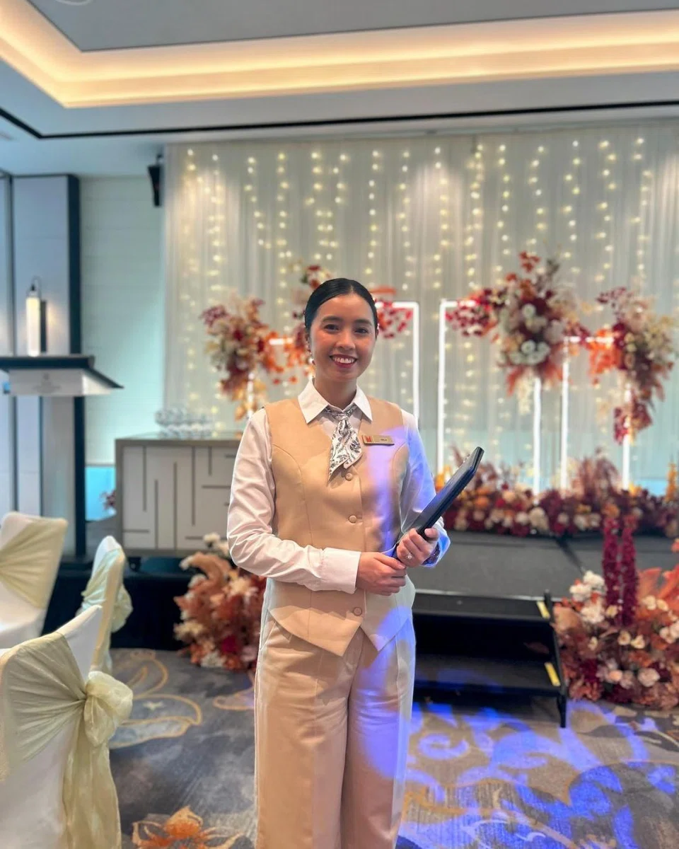 Grand Copthorne Waterfront Hotel Singapore’s wedding butler assists with everything from final outfit changes to liaising with hotel departments on the couple’s behalf. 
