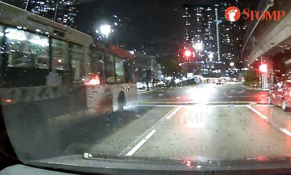 Bus driver forces Stomper to change lanes, then beats red light in Clementi
