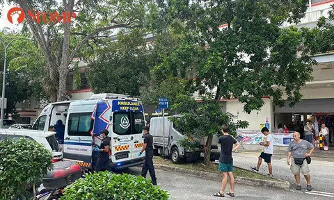 78-year-old man taken to hospital after lorry skids and crashes into tree near Tiong Bahru Market