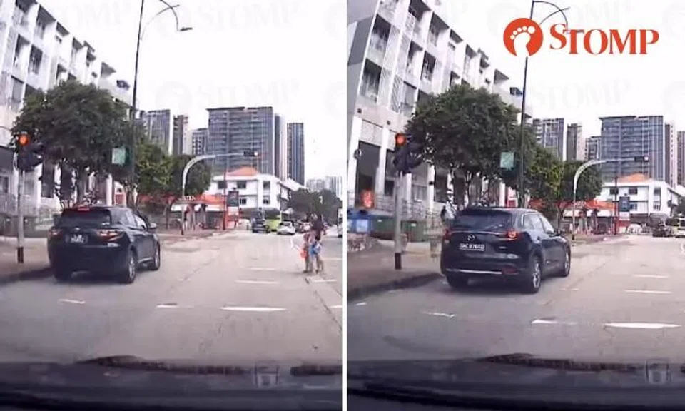 Not 1 but 2 cars run red light at Katong pedestrian crossing, first one almost hits woman with 2 kids