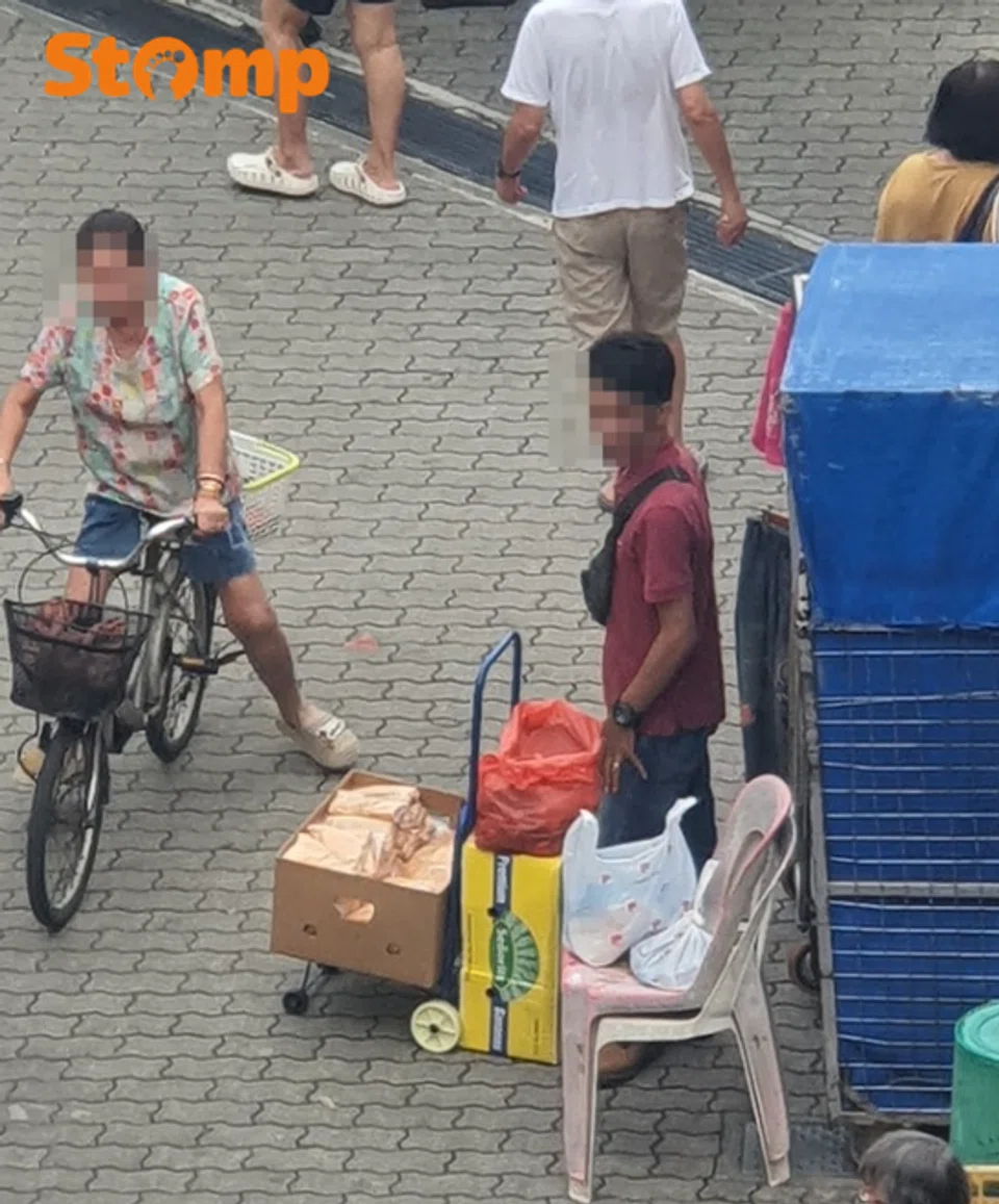 Men allegedly from Batam sell curry puffs without licence in Tampines, flee after being questioned