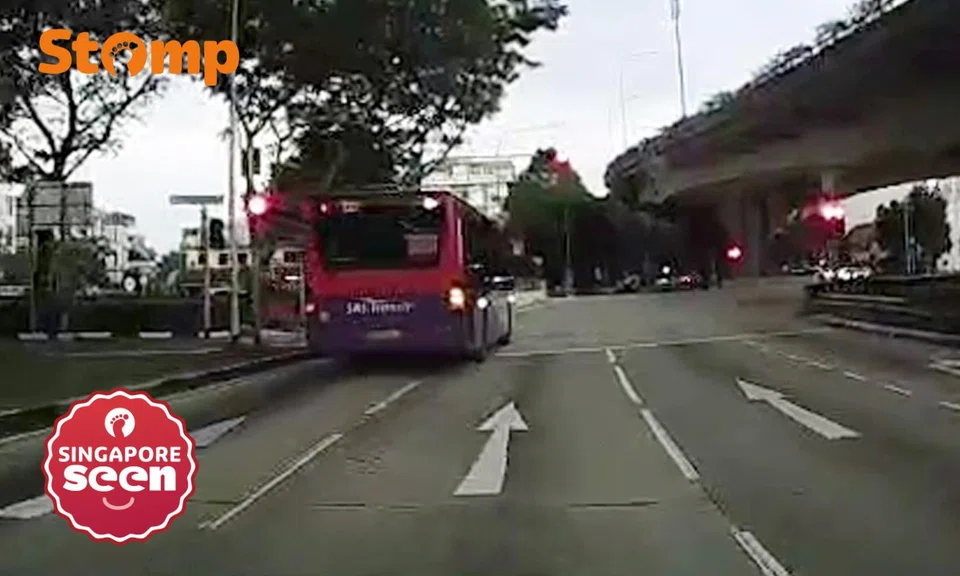 bus cutting it close with the red light