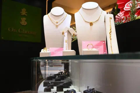 On Cheong's Si Dian Jin Designer Series gold jewellery set in their shop at South Bridge Road on Aug 13.
